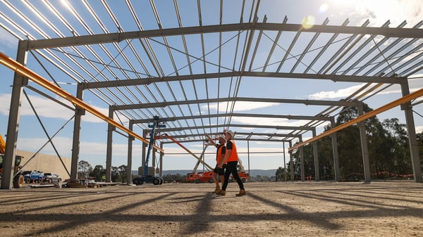 Akura Site Manager collaborating on work site hi vis